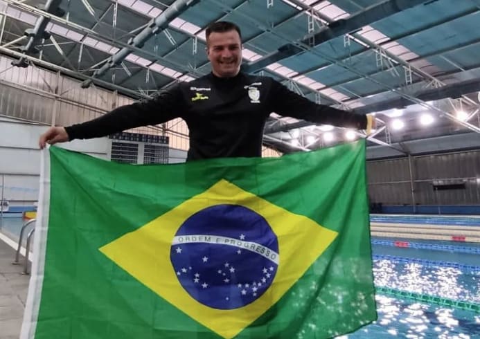 Nadador Adriano - O Esportivo