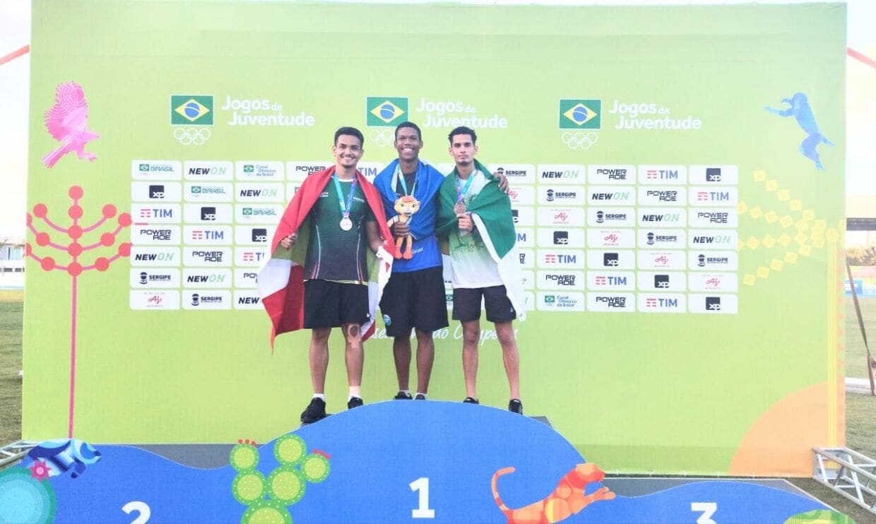 Gilvan medalha de ouro no Salto Triplo - O Esportivo