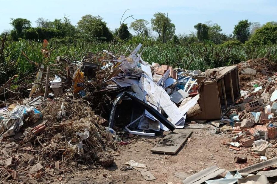 RESTOS DE OBRAS - Motorista é flagrado jogando entulhos em lagoa em Várzea Grande - O Esportivo Restos - O Esportivo