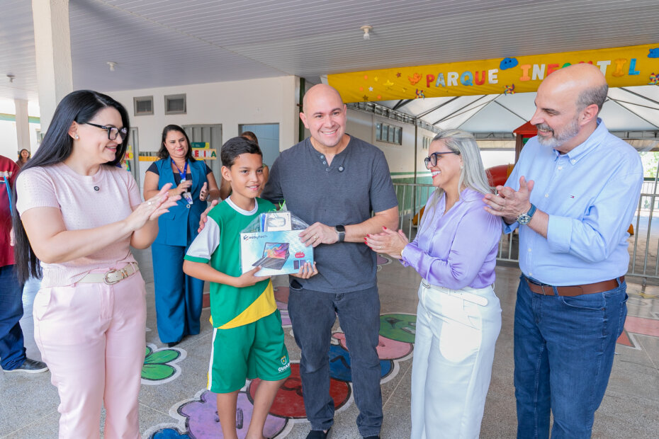 RECONHECIMENTO - Prefeito e primeira dama premiam aluno de Cuiabá por melhor música infantil - O Esportivo Abilio e 1a - O Esportivo