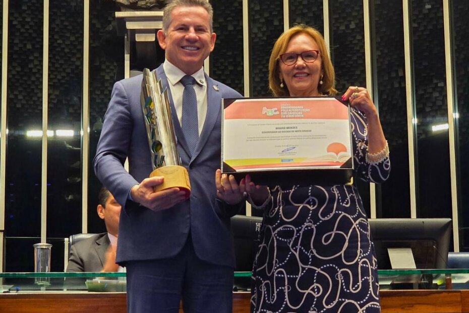 "DEDICO AOS PROFESSORES" - Governador recebe Comenda do Senado por avanço na alfabetização infantil em MT - O Esportivo Gov Prof - O Esportivo
