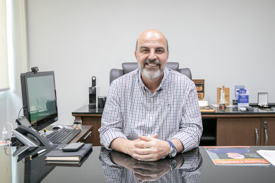 DIA DO PROFESSOR - “Professor tem motivos para comemorar em Cuiabá”, afirma secretário Amauri - O Esportivo PROFESSOR - O Esportivo