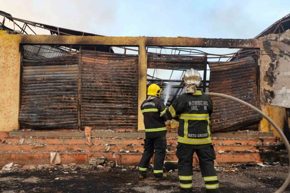 GRANDE PROPORÇÃO - Incêndio atinge prédio locado pela Prefeitura de Várzea Grande onde funcionava depósito de três secretarias - O Esportivo Pradio VG - O Esportivo