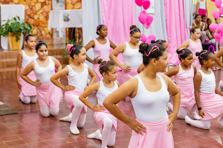 AULAS ABERTAS - Simininas encantam famílias com apresentações especiais de balé - O Esportivo Aulas Abertas - O Esportivo